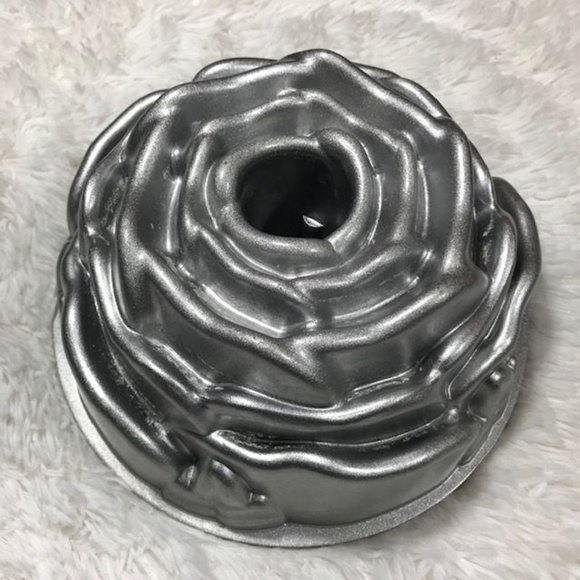 NWOT Nordic Ware Platinum Rose Cast Aluminum Bundt Pan - Picture 2 of 9